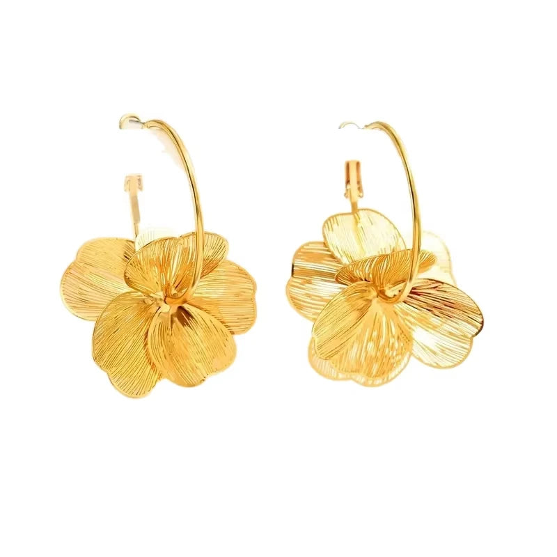 “Golden Butterfly Flower Pendant Earrings – Vintage Elegance”