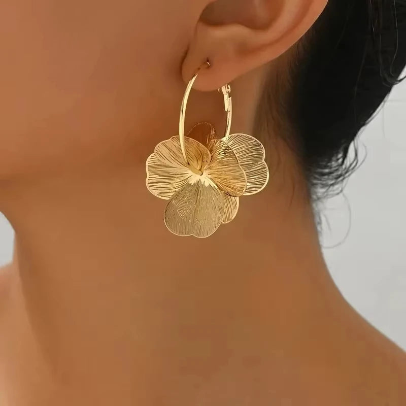“Golden Butterfly Flower Pendant Earrings – Vintage Elegance”