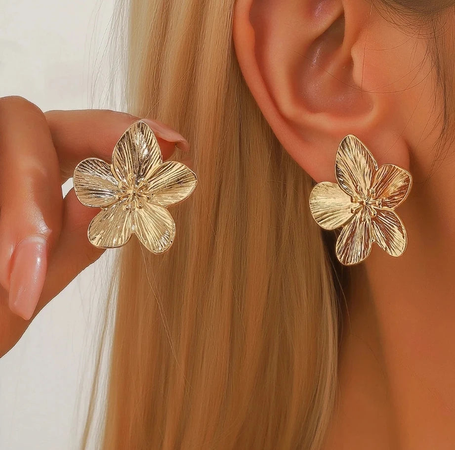 “Vintage Bloom Earrings – Stylish Floral Alloy Accessories for Women”