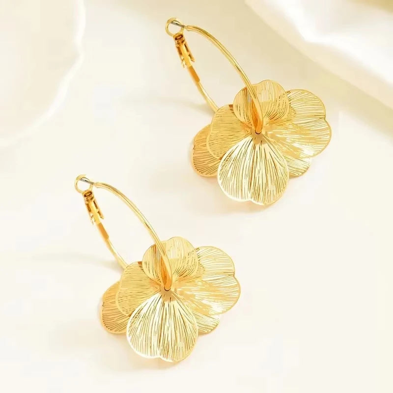 “Golden Butterfly Flower Pendant Earrings – Vintage Elegance”