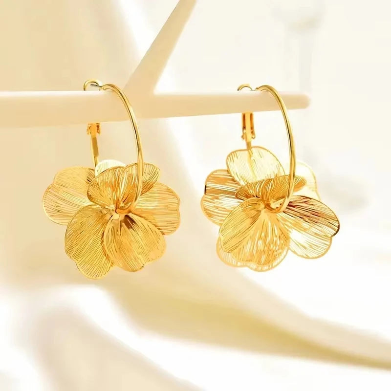 “Golden Butterfly Flower Pendant Earrings – Vintage Elegance”